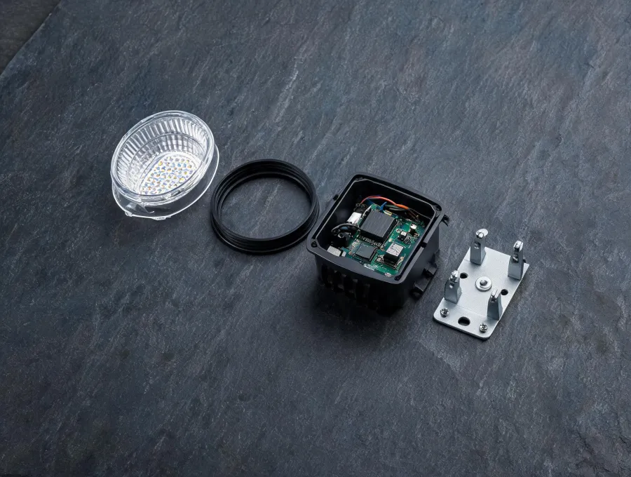 Outdoor luminaire optic and housing details